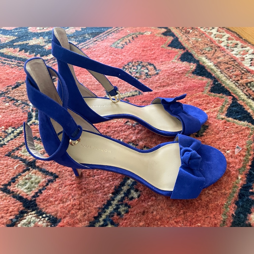 NWOT Ann Taylor Erica Bow Blue Suede heeled sandals.  Size 7.5